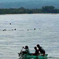 Einheimische Jungs mit ihrem "grossen" Boot 😂