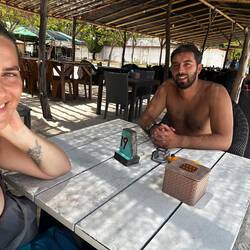 Wir genossen leckeres Essen direkt am Strand 🏝️