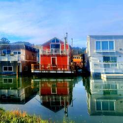 Mit Hausbooten hat das ja nicht mehr viel gemeinsam, ausser dass sie schwimmen🤣