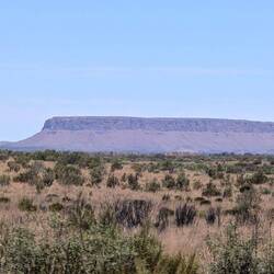 Mt. Connor (Falscher Uluru, etwa 130 km entfernt)