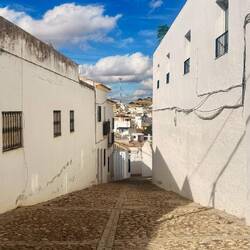 Les petites ruelles de sol en pierre aux murs blancs éclatants