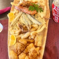 Notre petit resto du jour avec un énorme plat de poisson pour 2 excellent 🤗