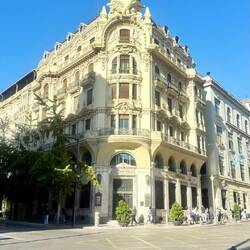 Un bel exemple d'architecture au centre-ville en face la mairie