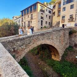 Direction le quartier l'Albaicin... par la célèbre carrera (promenade) del Darro