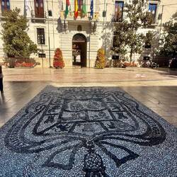 La mairie de Grenade avec son chevalier tout nu 🫣 sur le cheval 🐴