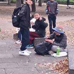 Schulausflug - Vesperzeit vor dem Nationalmuseum