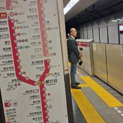 METRO ist genau wie in Paris, aber nach strengeren Regeln - z.B. Rennen+ Drängeln verboten!