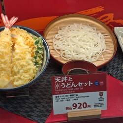 Plastikessen im Schaufenster - Tendon / tandori mit Reis und Extrasuppe mit Udonnudeln