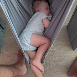 neueste Lieblingsschlafposition in der Federwiege