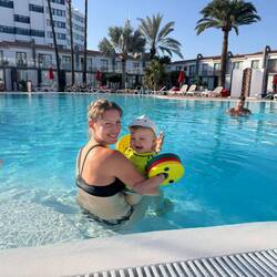 Wasser is a bissi huschi, da kuschel ich mich noch lieber zur Mama