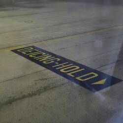 Die Tragflächen vom Flugzeug werden noch kurz vom Eis befreit🥶