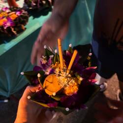 Traditionelles Blumenschiffchen
