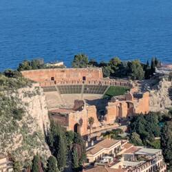 Taormina, Griechisches Theater vom Monte Taurus aus gesehen