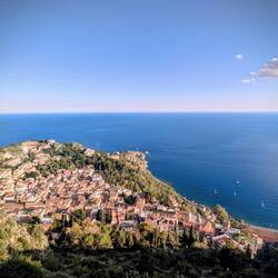 Taormina vom Monte Tauro aus gesehen.