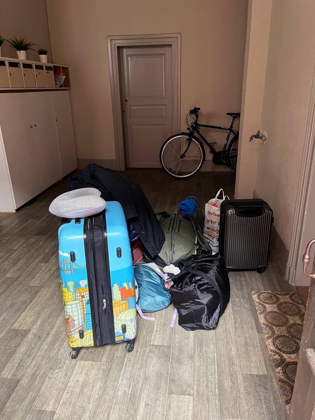 Ek het als self 2 vloere afgedra terwyl my ma en Irene met die kinders gaan stap het. 😮‍💨