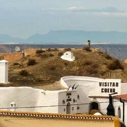 La grotte musée vue de dessus où on voit les "cheminées" conduits d'aération