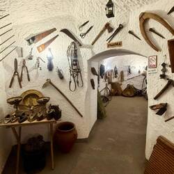 L'entrée de "l'étable" à droite dans la maison-grotte
