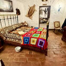 La chambre, qui était traversée par une poutre où on faisait sécher jambon et autre boutifaillle 😝