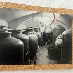 Grâce à un tuyau les jarres au sous sol étaient remplies pour devenir du vin