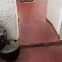 Puis coulait dans l'angle, petit trou qui récupérait le jus pour remplir des grosses jarres en cave