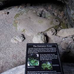 Jetzt kommen die Erklärbärtafeln der Mushpot Cave.