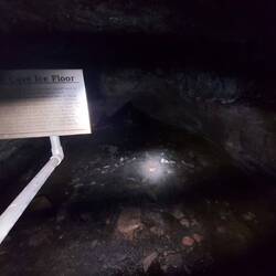 Der Eisfloor der Skull Cave.