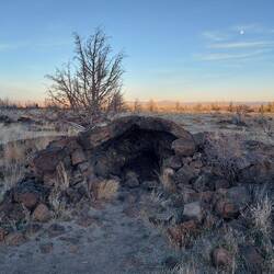 Aufgebrochene Lava beim Untergang der Sonne.