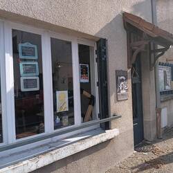 Sieht nichtssagend aus.Tolles cafe mit Garten und leckeren Sachen, 20m vom Stellplatz