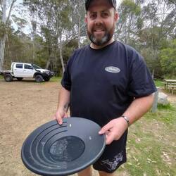 Prospectors genoeg die kijken naar een geschikte plek om goud te zoeken bij/ in het riviertje