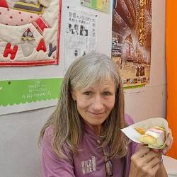 Ice-cream bread: a fabulously soft & warm bun with 2 'slices' of ice cream!! AMAZING!