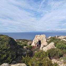 David sucht noch weiter. Dieses mal ist es wenigstens sogar dicht😂 und hat Ausblick zum Meer🌊