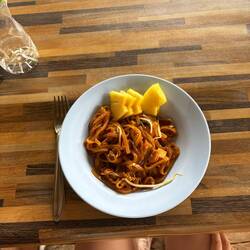 Pad Thai mit Tofu und Obst