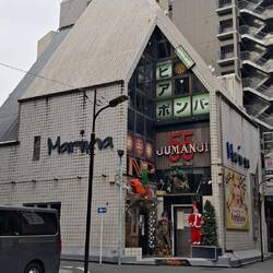 Architektonisch interessantes Häuschen zwischen Hochhäusern in Ropongi nahe dem Mori-Tower