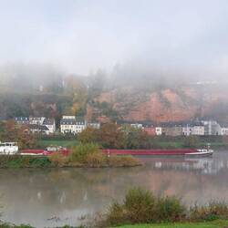 Der var tåge i morges over floden, da den første pram sejlede forbi os