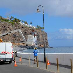 Bei 27° wird die Wehnachtsbeleuchtung installiert - irgendwie seltsam.