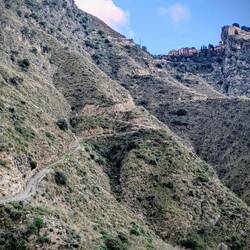 Unbefahrene und dementsprechend, schlechte Pisten von Castelmola herunter...