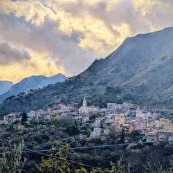 Blick von Mongiuffi auf Melia 410 mtr.