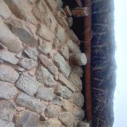 The assembly of the roof with stones and ropes has been reconstituted here.