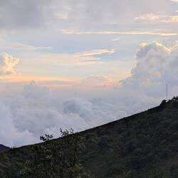Zuckerwatte-Wolken während des Sonnenuntergangs