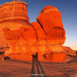 Glühende Steinformationen bei Sonnenuntergang