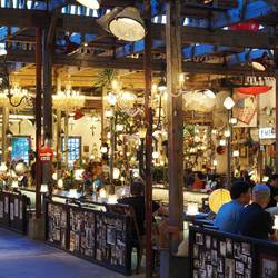 Cafe in Halle mit Trödelsammlung / Cafe in hall with flea market collection