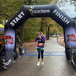 Beim Thanksgivinglauf: Lara kommt ins Ziel