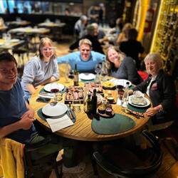 Der Kellner hat sein Handwerk im Griff – Fotograf wird er in diesem Leben wohl nicht mehr. 🤣📸