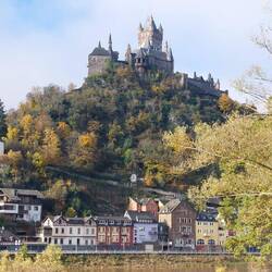 Med eventyrslottet der knejser over byen