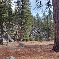 Kommen Steine geflogen, alle vom Ausbruch.