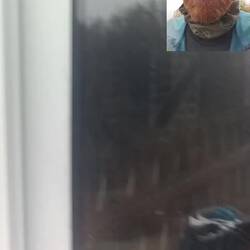 fandt en sød ældre dame der ville servere mad. Ddt viste sig at der var en dørklokke