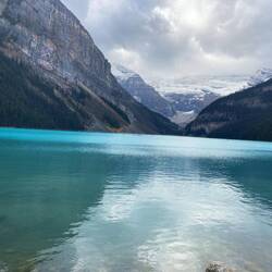 Der Blick über den See führt direkt zum Gletscher.