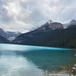 Am Lake Louise treffen kristallklares Gletscherwasser und alpine Schönheit aufeinander.