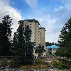 Das prächtige Fairmont Château Lake Louise – direkt am Ufer des türkisblauen Sees gelegen.