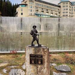 Denkmal zu Ehren von Walter Dwight Wilcox – einem der ersten Entdecker des Lake Louise.